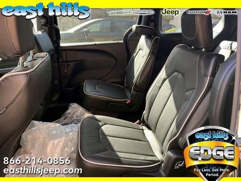New 2026 Chrysler Pacifica Limited w/ S Appearance Package image 5
