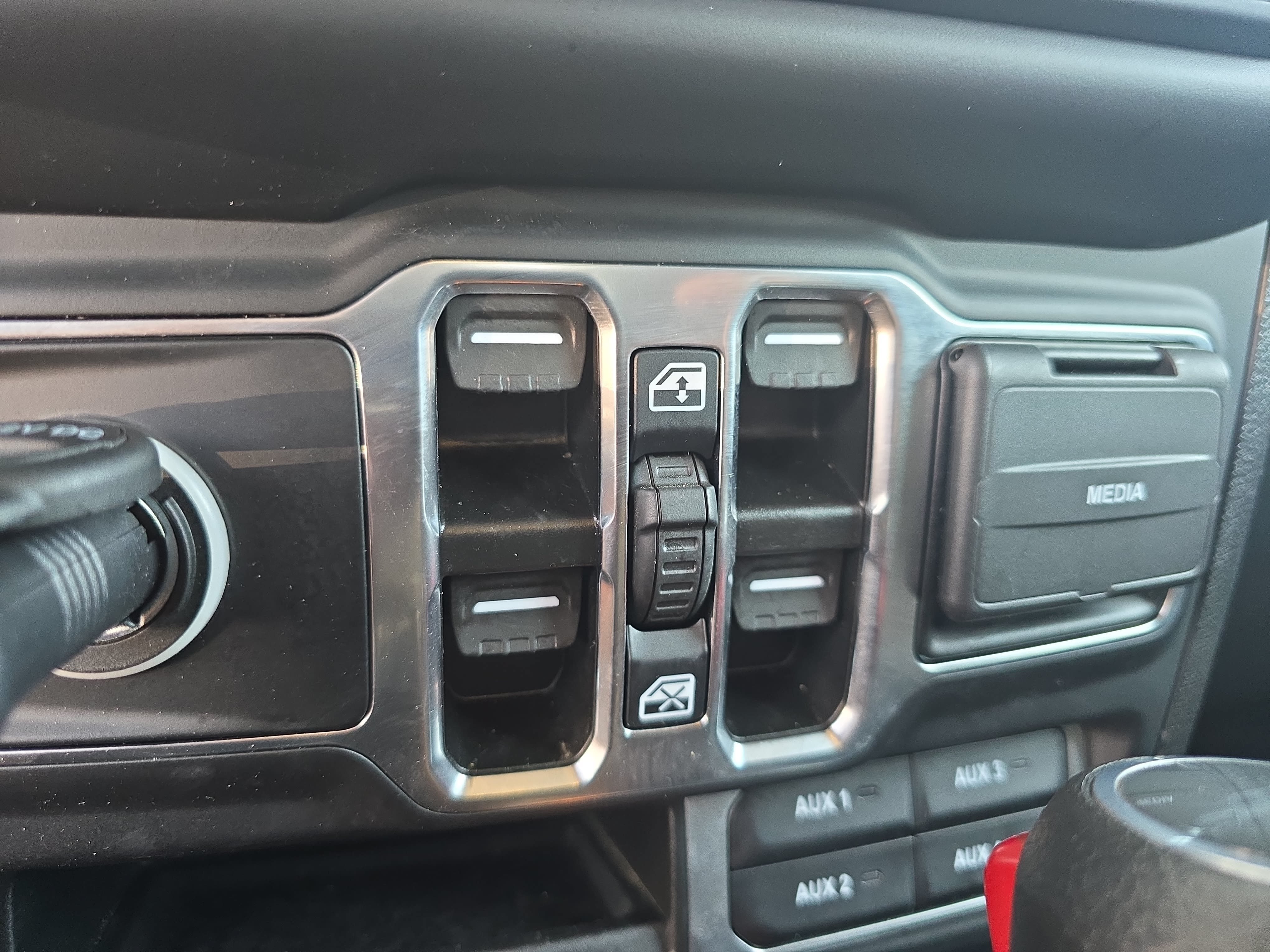 Used 2023 Jeep Gladiator Overland w/ Dual Top Group AWD/4WD image 27