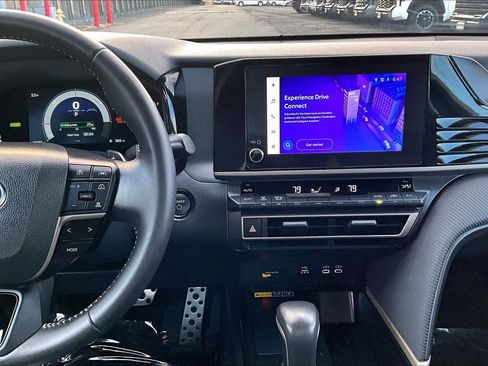 Used 2025 Toyota Camry SE image 6