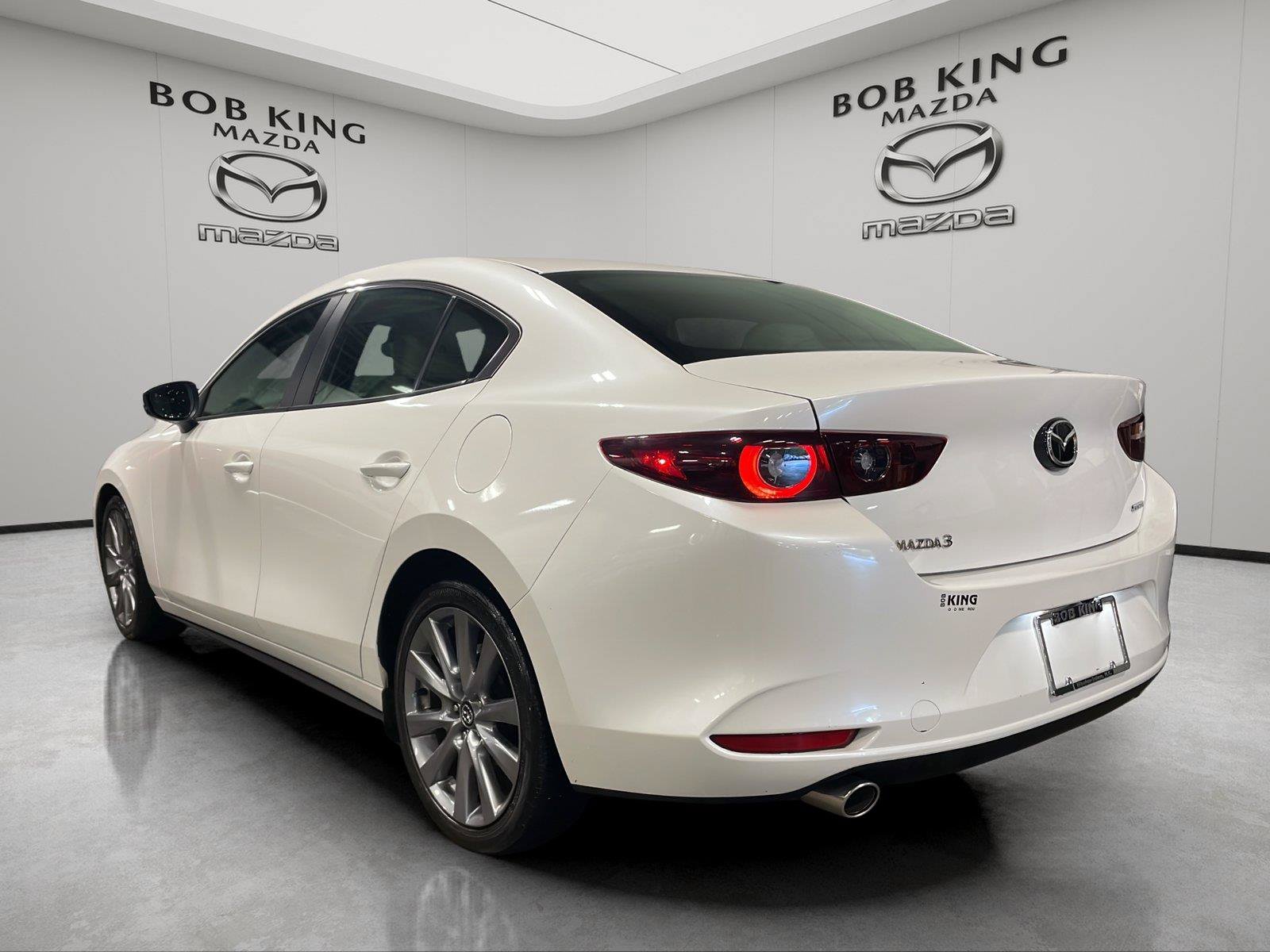 Used 2022 MAZDA MAZDA3 s FWD image 3