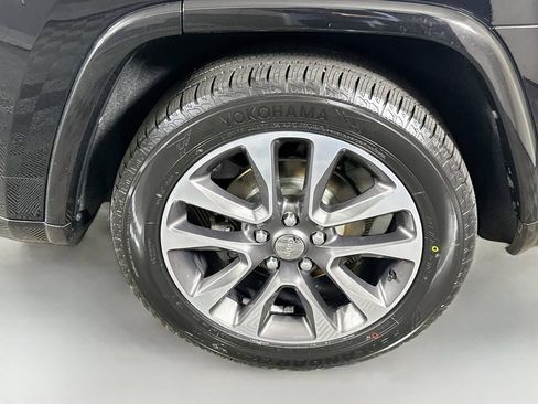 Used 2018 Jeep Grand Cherokee Overland AWD/4WD image 36