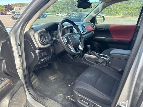 Used 2022 Toyota Tacoma SR5 AWD/4WD image 11
