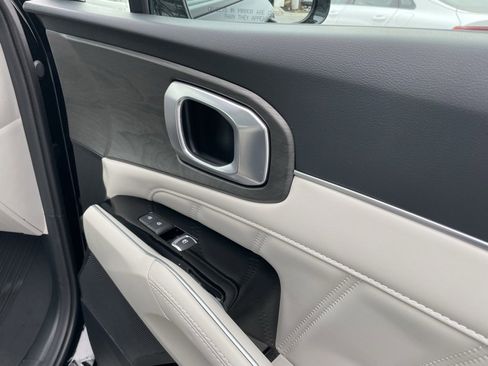 Certified 2025 Kia Sorento SX image 33