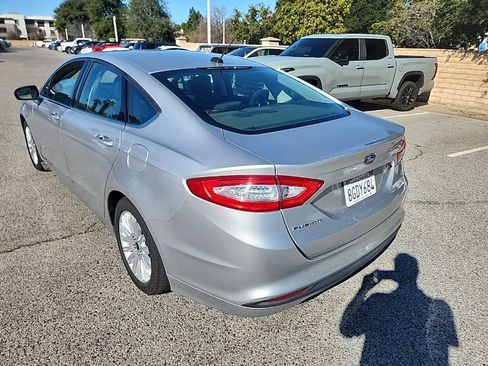 Used 2016 Ford Fusion SE image 3