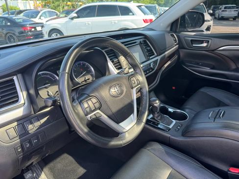Used 2019 Toyota Highlander Limited Platinum w/ Carpet Mat Package (TMS) AWD/4WD image 23