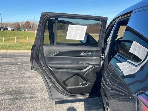 Used 2023 Jeep Grand Cherokee L Laredo image 33