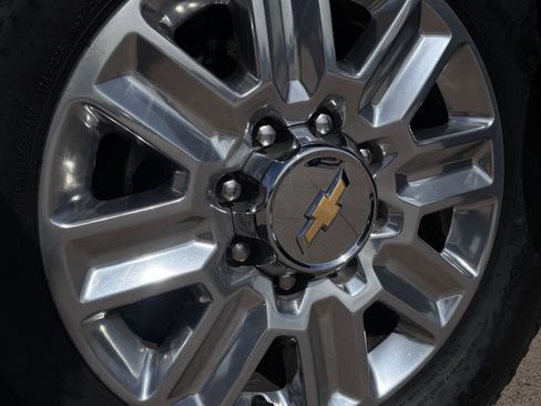 Used 2024 Chevrolet Silverado 2500 High Country w/ High Country Premium Package image 9