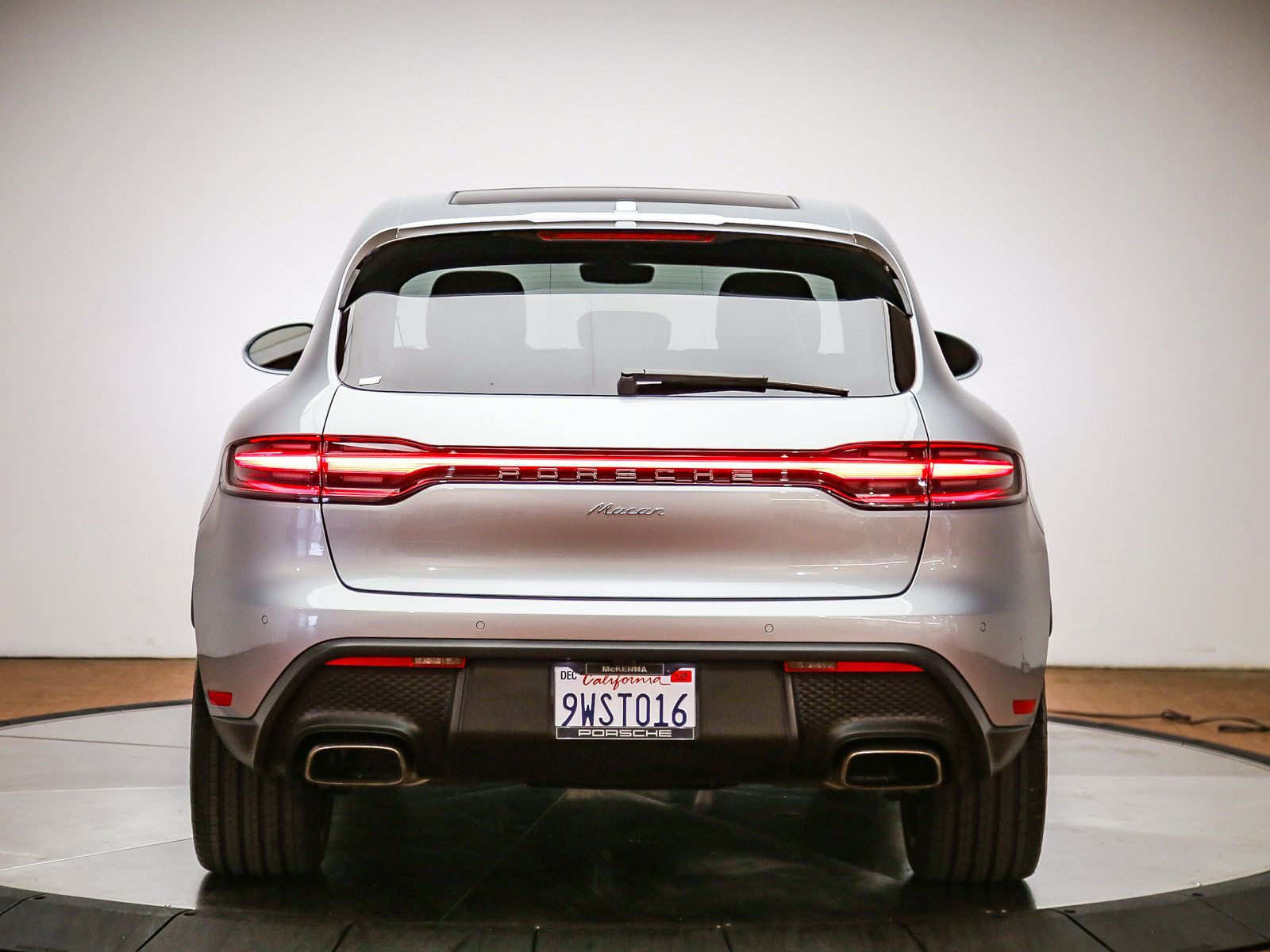 Certified 2025 Porsche Macan AWD/4WD image 6