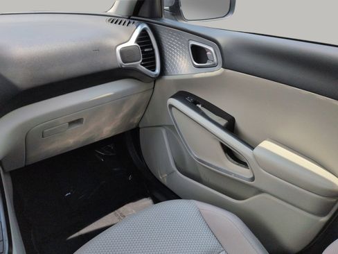 Used 2025 Kia Soul LX w/ LX Technology Package FWD image 20