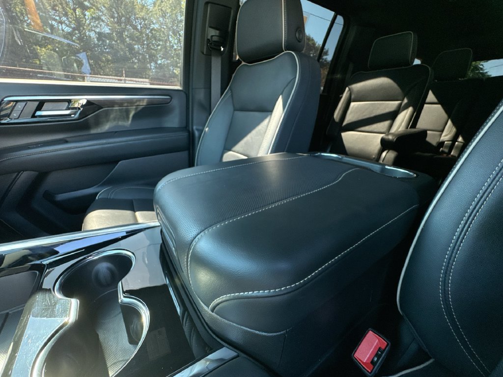 Used 2025 Chevrolet Suburban Premier w/ LPO, Illumination Package RWD image 24