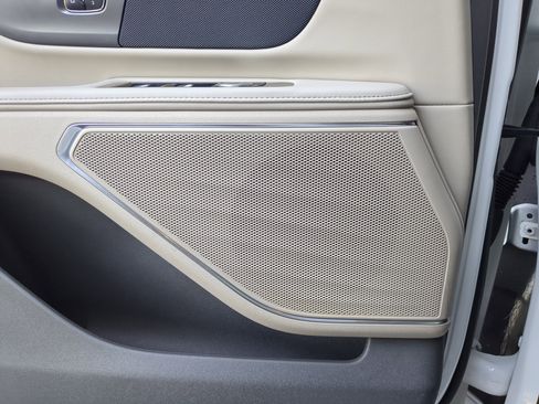 Used 2025 Lincoln Nautilus Premier image 18