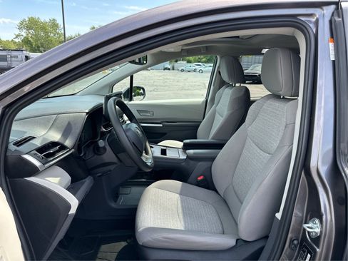 Used 2024 Toyota Sienna LE w/ LE Plus Package AWD/4WD image 9