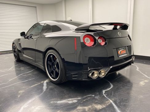 Used 2013 Nissan GT-R Black Edition image 2