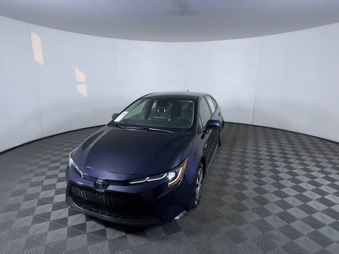 Used 2021 Toyota Corolla LE image 3