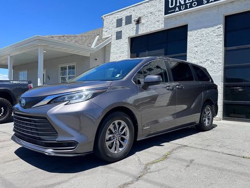 Used 2021 Toyota Sienna LE FWD image 3