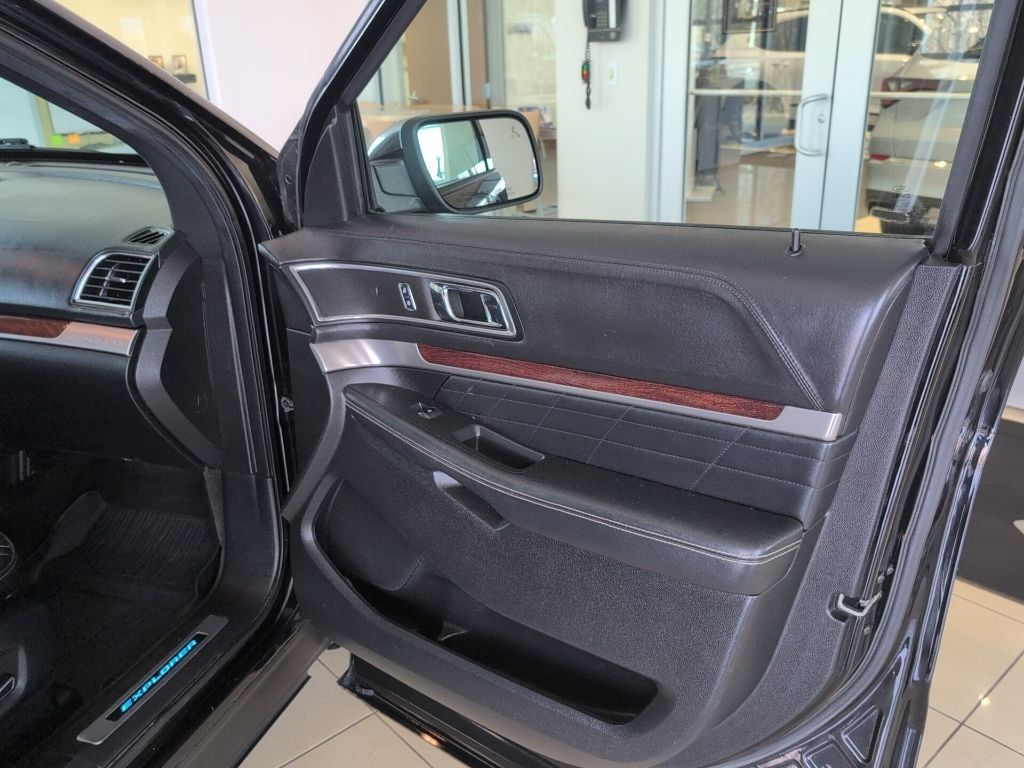 Used 2018 Ford Explorer Platinum AWD/4WD image 46
