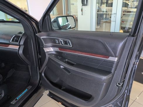 Used 2018 Ford Explorer Platinum image 46