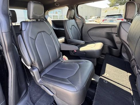 Used 2027 Chrysler Pacifica Select FWD image 21