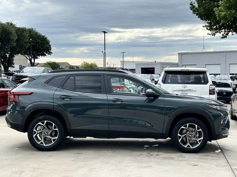 Used 2025 Chevrolet Trax LT FWD image 3