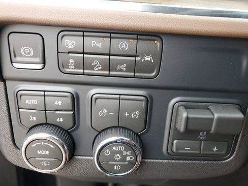 New 2026 Chevrolet Suburban High Country image 21