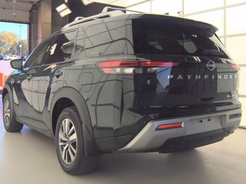 Used 2022 Nissan Pathfinder SL AWD/4WD image 4