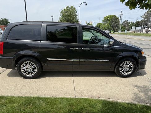 Used 2015 Chrysler Town & Country Touring-L w/ Driver Convenience Group FWD image 4