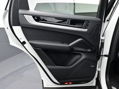 Certified 2025 Porsche Cayenne AWD/4WD image 12