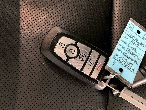 Used 2025 Ford Expedition Platinum AWD/4WD image 12