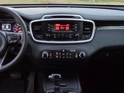 Used 2017 Kia Sorento L image 15
