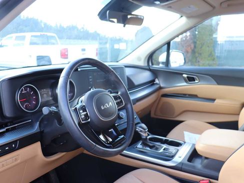 Used 2024 Kia Carnival LX image 10