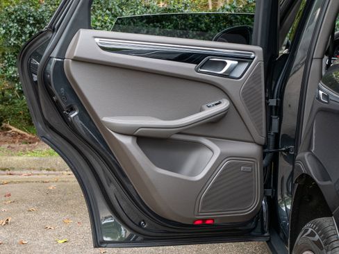 Used 2024 Porsche Macan image 35