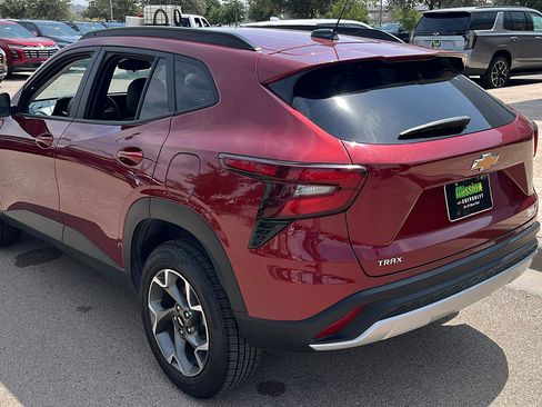 Used 2025 Chevrolet Trax LT FWD image 6