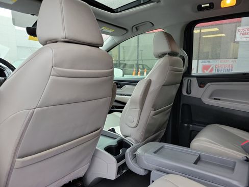 Used 2018 Honda Odyssey Touring image 13