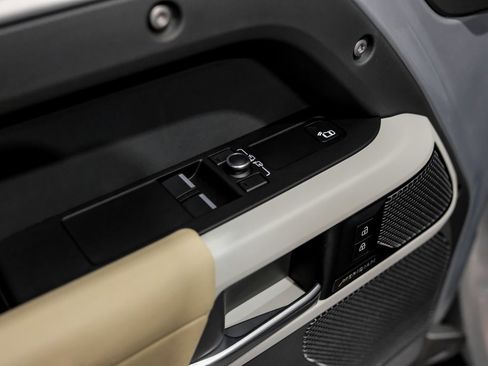 Used 2022 Land Rover Defender 90 X-Dynamic S image 31