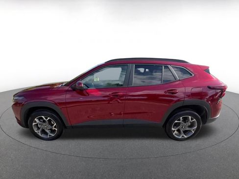 Used 2025 Chevrolet Trax LT FWD image 9
