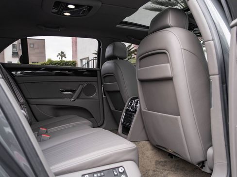 Used 2018 Bentley Flying Spur V8 image 34