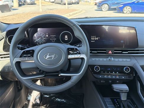 Certified 2025 Hyundai Elantra SEL image 22