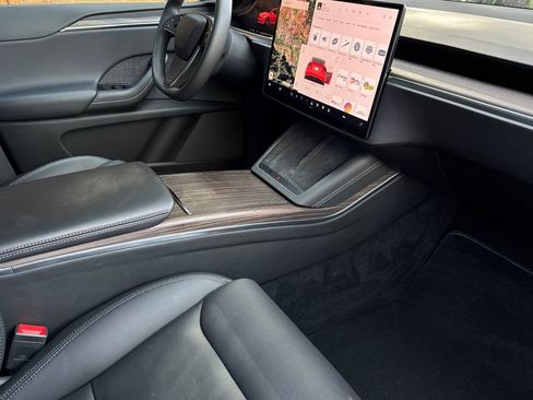 Used 2023 Tesla Model X image 19