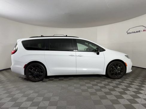 Used 2025 Chrysler Pacifica Limited FWD image 11