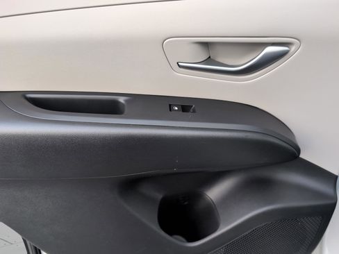 Used 2025 Hyundai Tucson SE image 18