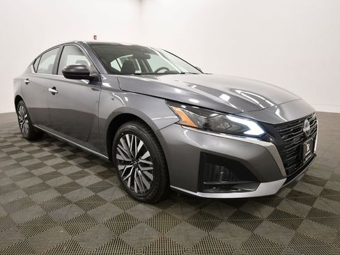 Used 2024 Nissan Altima 2.5 SV AWD/4WD image 10