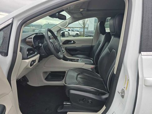 Used 2023 Chrysler Pacifica Limited image 9