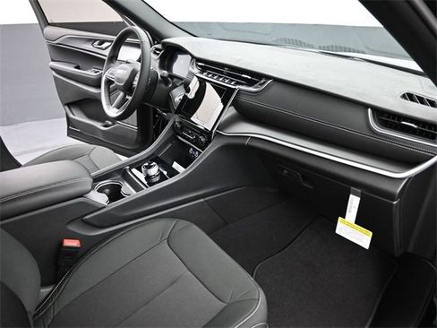 New 2025 Jeep Grand Cherokee L Laredo image 27