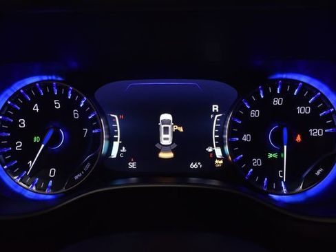 Certified 2024 Chrysler Pacifica Touring-L image 16