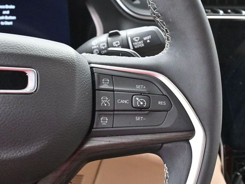 Used 2023 Jeep Grand Cherokee Limited AWD/4WD image 18
