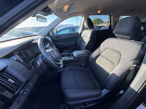 Used 2025 Nissan Pathfinder SV image 38