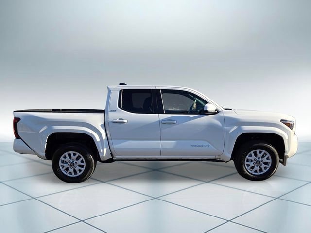 Used 2025 Toyota Tacoma SR5 AWD/4WD image 3