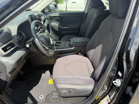 Certified 2025 Toyota Highlander LE FWD image 19
