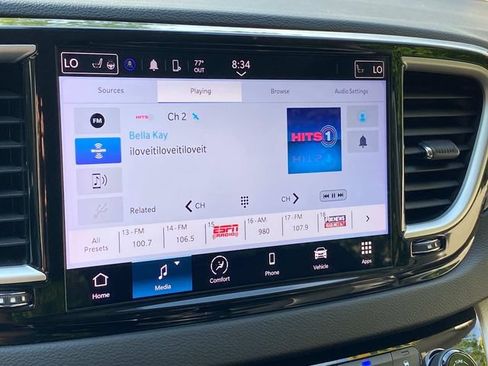 Used 2024 Chrysler Pacifica Touring-L FWD image 25