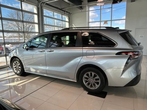 Used 2024 Toyota Sienna XLE image 11